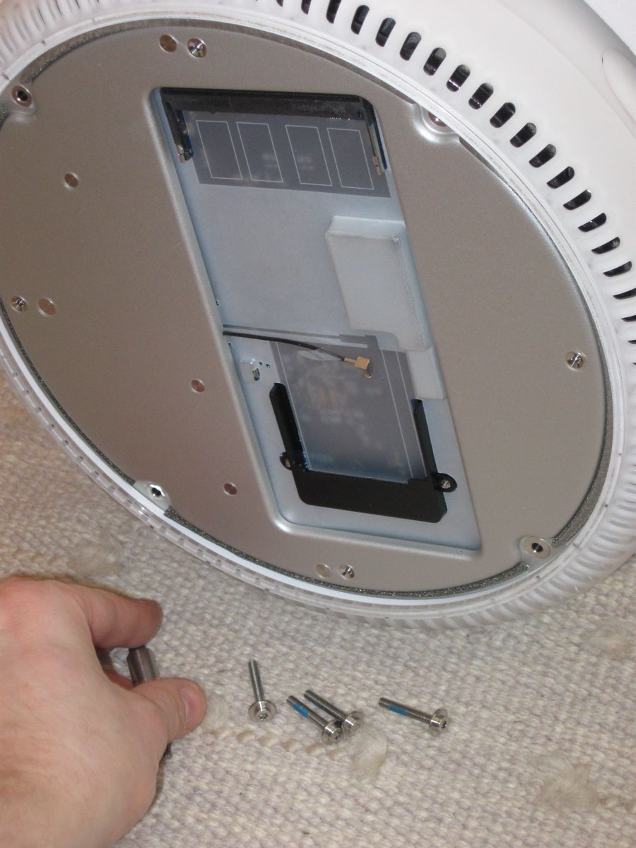 iMac G4 1.25 GHz pohjan ruuvit irrotettuina
