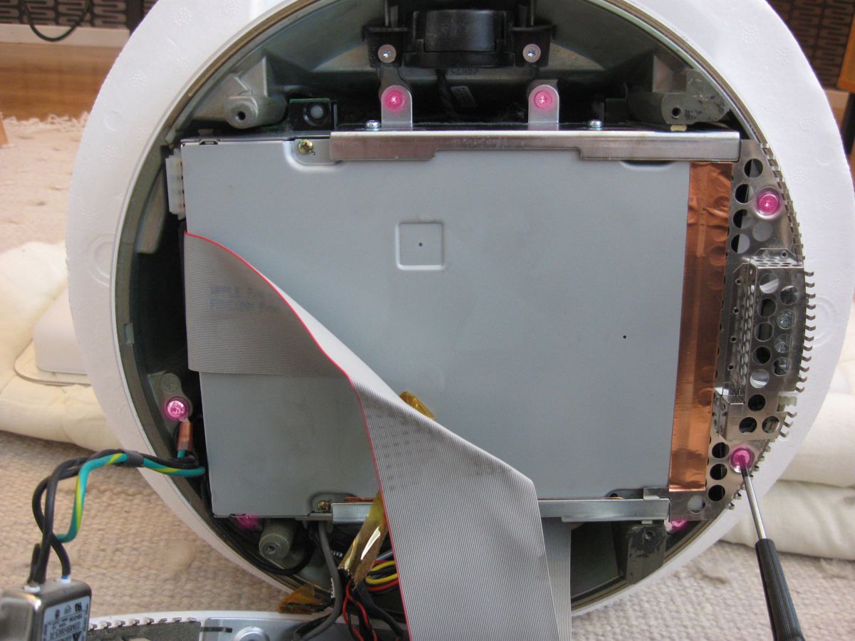 iMac G4 1.25 GHz levykehikon kiinnitys