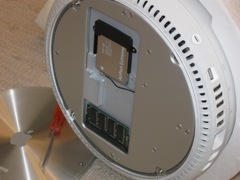 iMac G4 1.25 GHz suojalevy irrotettuna