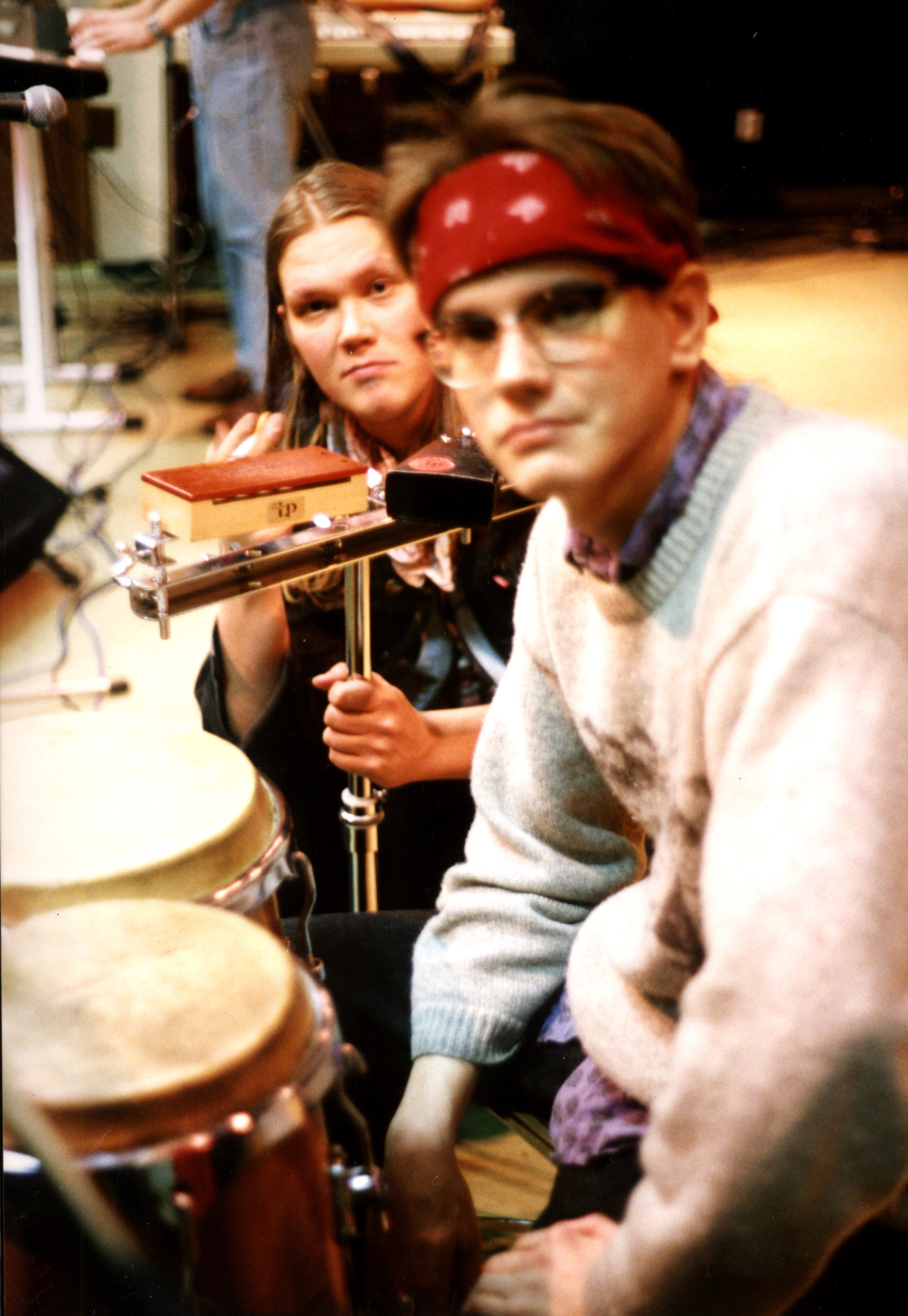 Mies perkussioiden takana