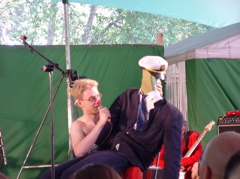 Leo nukkea haastatellaan